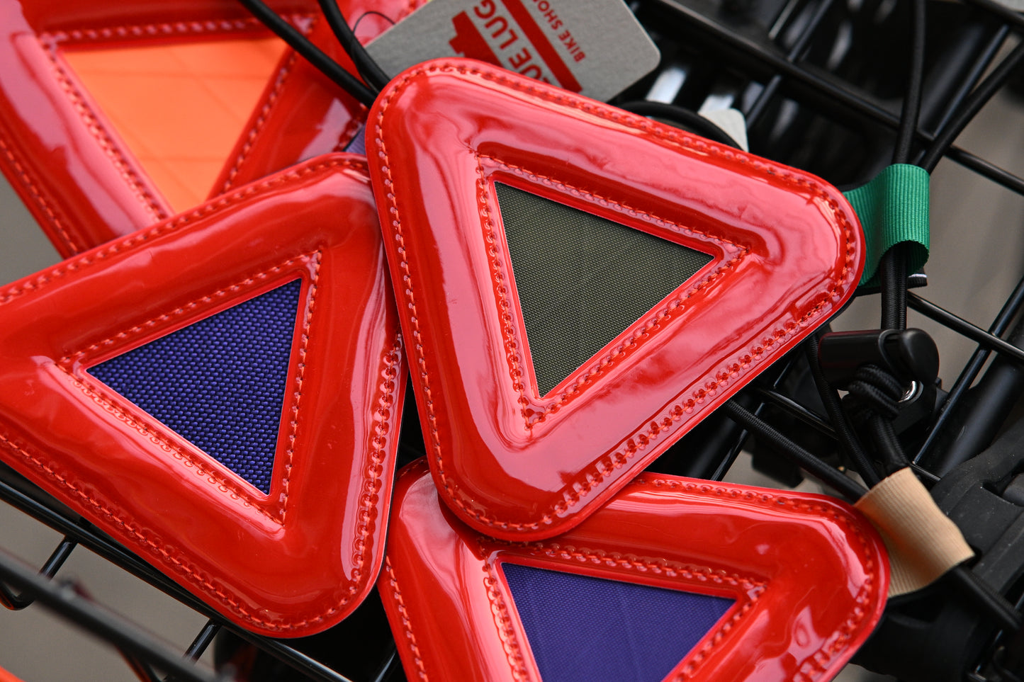 BLUE LUG - triangle reflector (red)