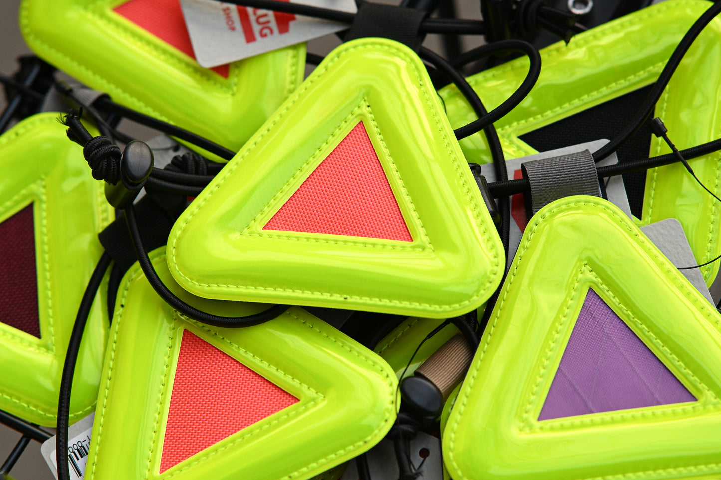 BLUE LUG - triangle reflector (yellow)