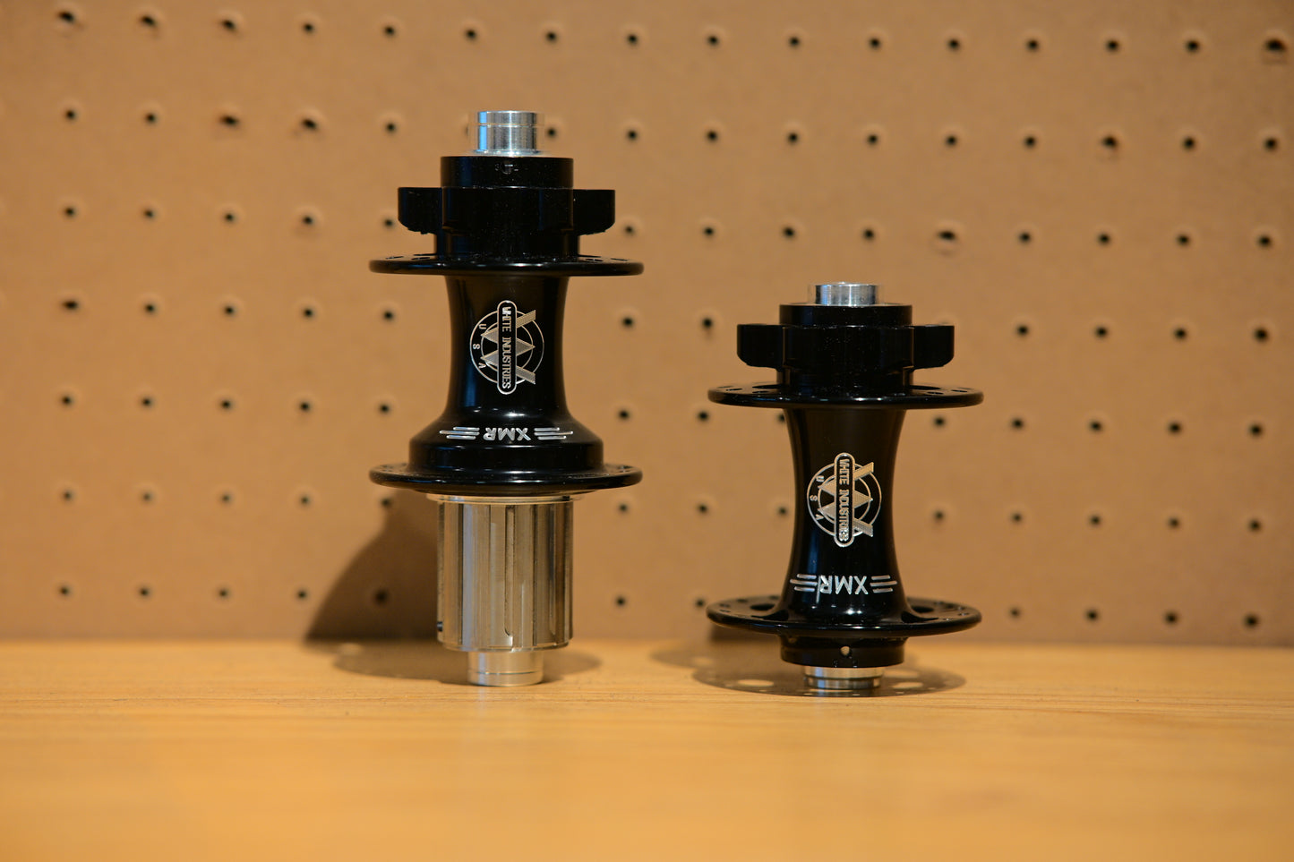 White Industries - XMR Hubs 100/142 12mm HG (black)