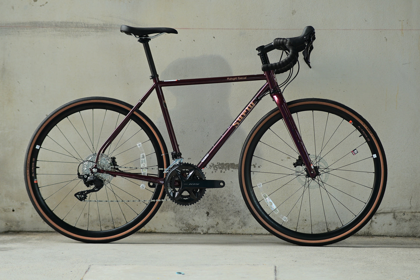 Surly - Midnight Special Carbon 700c complete bike (black cherry fizz)