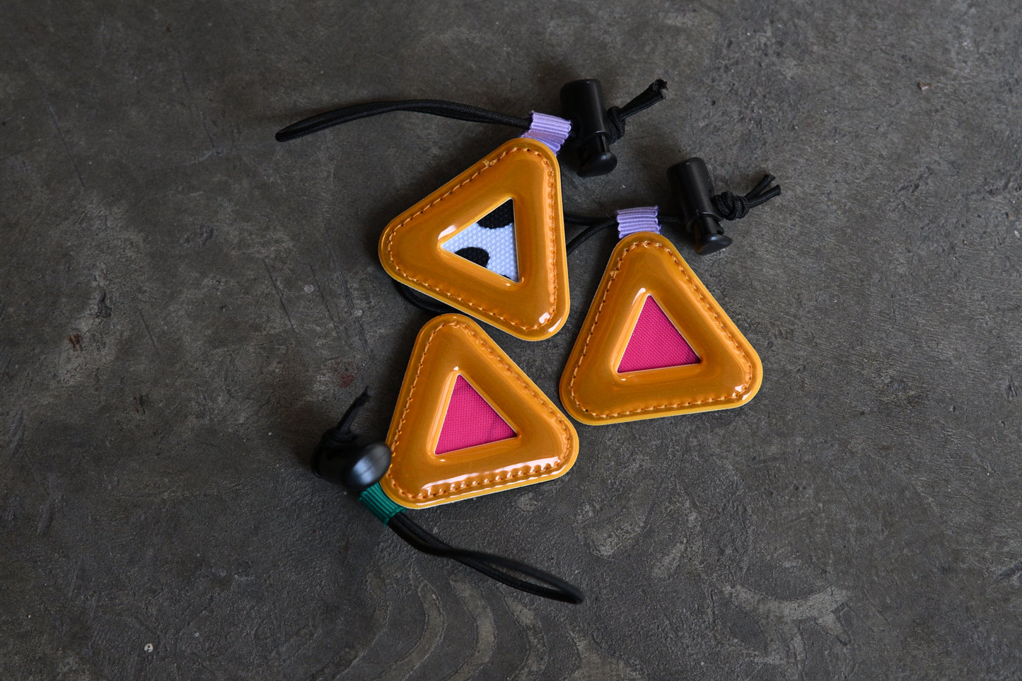 Bluelug - Mini Triangle Reflector (mustrad)