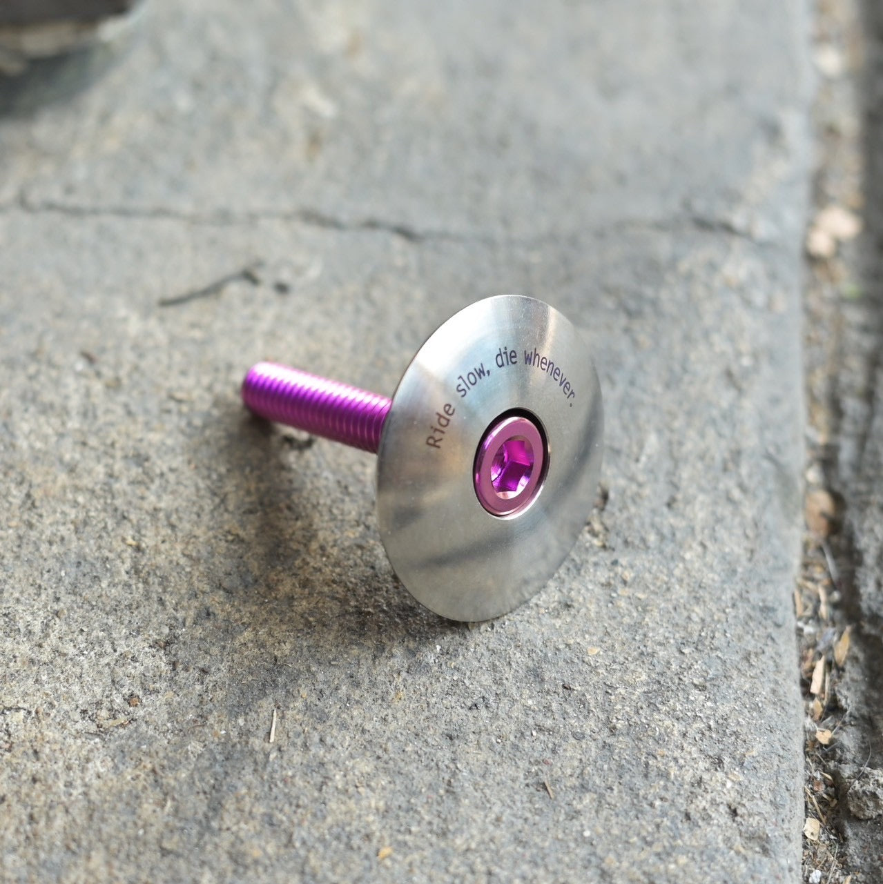 Stridsland - Titanium Top Cap (silver/purple bolt)