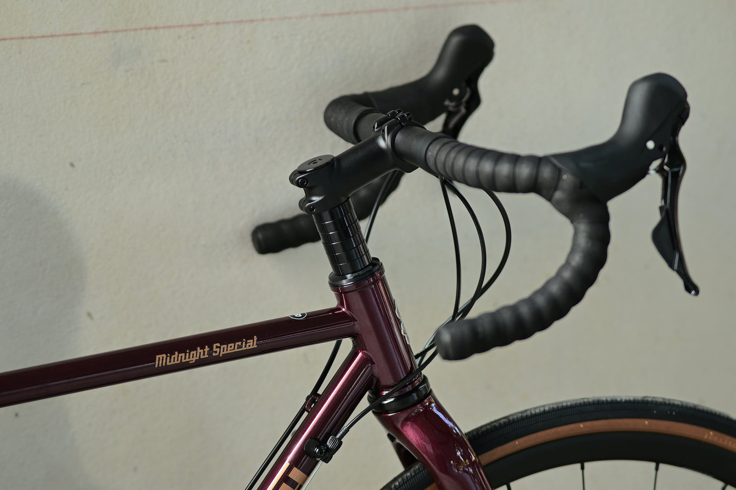 Surly - Midnight Special Carbon 700c complete bike (black cherry fizz)